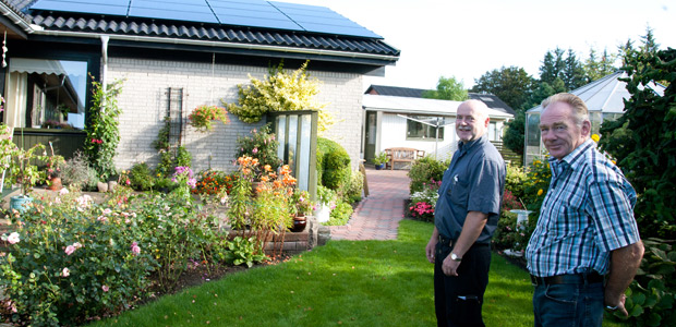 Tage Søndermølle (th), der her ses sammen med elinstallatør Poul Hansen, er en af Verner Ranums mangeårige kunder, og han er synligt fornøjet med at kunne se frem til store besparelser på energiforbruget med det nyetablerede solcelleanlæg på huset, Engdraget 13 i Halvrimmen. Anlægget er på 4 kW, og de 16 solcellepaneler optager til sammen ca. 27 kvm af tagarealet. Foto: Ejgil Bodilsen