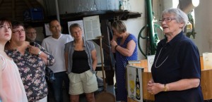 Ellen Helvind viser gæster rundt mellem de store ølkar i bryggerkælderen. Foto: Mattias Bodilsen