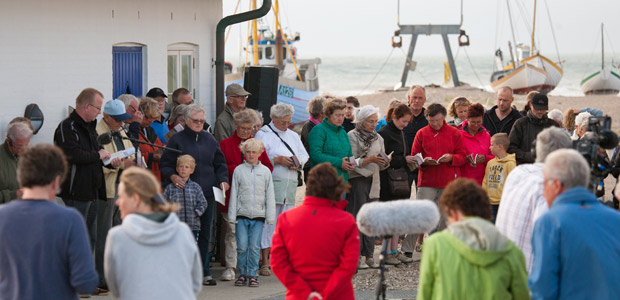 Omkring 150 deltog i premieren på »Sange ved havet« i Slettestrand. Foto: Mattias Bodilsen