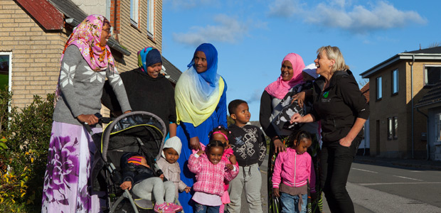 Maria Bartholdy har nær kontakt med de familier, som bor uden for asylcentret i Tranum. Her møder hun somaliske kvinder og børn i Klim. Foto: Mattias Bodilsen