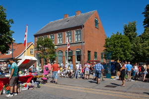 Sommerstemning omkring Bryggergaarden i Fjerritslev. Foto: Mattias Bodilsen
