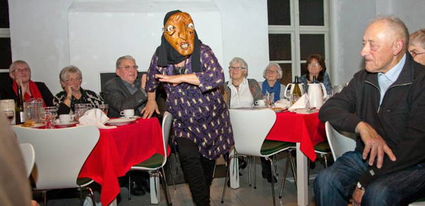 Maskekunstneren Kirsten Gitz-Johansen, der er kendt fra teatertruppen »Dunkelfolket fra Fosdalen« og som årets kunstner i Han Herred Bogen 2014, er efter ægtefællen, Uffe Gitz-Johansens død flyttet til Aalborg fra parrets mangeårige hjem på Vestkystvejen 34, Under Lien. I samme forbindelse er det lykkedes at finde et permanent udstillingssted til den omfattende samling af billedskærerkunst, som ægtefællen efterlod sig, foruden Kirstens egne værker. De kraftfulde og finurlige masker og figurer vil i fremtiden kunne ses i det nyindrettede Kulturhuset Blokhus. Foto: Ejgil Bodilsen Maskekunstneren Kirsten Gitz-Johansen, der er kendt fra teatertruppen »Dunkelfolket fra Fosdalen« og som årets kunstner i Han Herred Bogen 2014, er efter ægtefællen, Uffe Gitz-Johansens død flyttet til Aalborg fra parrets mangeårige hjem på Vestkystvejen 34, Under Lien. I samme forbindelse er det lykkedes at finde et permanent udstillingssted til den omfattende samling af billedskærerkunst, som ægtefællen efterlod sig, foruden Kirstens egne værker. De kraftfulde og finurlige masker og figurer vil i fremtiden kunne ses i det nyindrettede Kulturhuset Blokhus. Foto: Ejgil Bodilsen