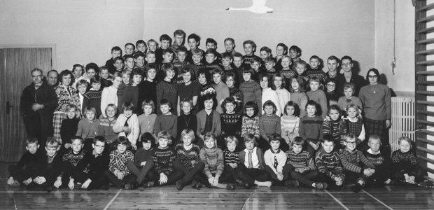 Billede af elever og lærere på Lild Centralskole i skoleåret 1964-65.