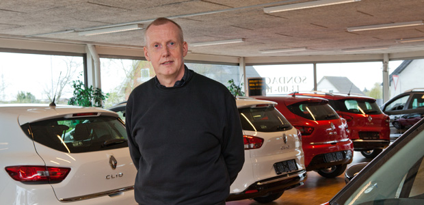 Tage Leegaard udnytter især sin mangeårige erfaring fra hvidevarebranchen i sit nye job som sælger af nye Renault og Dacia hos Auto Fjerritslev i Vestergade 48. Foto: Mattias Bodilsen