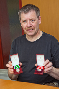 Jens Peter Larsen er tildelt henholdsvis Hjemmeværnets 25-års Medalje (blå/grøn bånd) og Den Kongelige Approberede Hjemmeværnets Fortjensttegn (rød/hvid bånd). Foto: Mattias Bodilsen