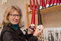 Hos Tranum Lys og Glas fører Jonna Andersen traditionerne videre efter sine svigerforældre, der begyndte med lysestøbning i 1968 Julen begynder tidligt […]