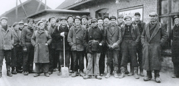 Den tyske værnemagt gav arbejde til tusinder af arbejdere på egnen, især på Aalborg Lufthavn. Her ses en flok arbejdere fra Brovst opmarcheret på Vadum Station.
