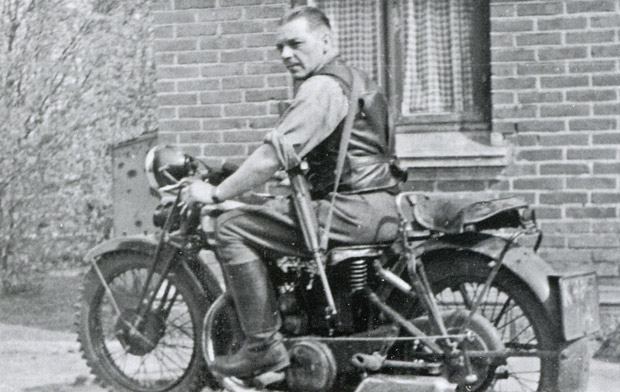 Den uforfærdede modstandsmand Kajus Andersen på motorcykel. Det var en selvfølge, at det var Kajus, der skulle foretage den farefulde tur med en sending våben til Thisted. Foto: Lillian Høgsted