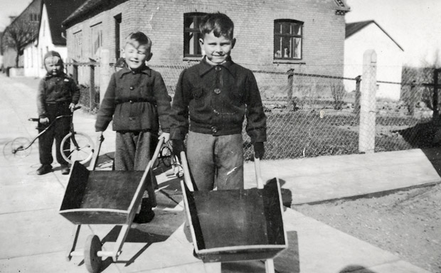 Hans Maater (th) og Arne Sloth Kristoffersen i leg med hver sin trillebør. I baggrunden ses Leif Sørensen.