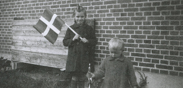 Sandkassen bag huset med søskendeparret Inger og Kjeld 1945-46.