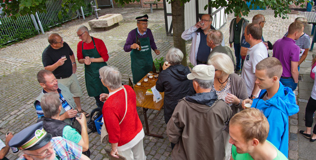 Nogle af bryggeri- og egnsmuseets frivillige udgør et håndbryggerlaug, som om sommeren uddeler smagsprøver til områdets mange sommergæster. Foto: Mattias Bodilsen
