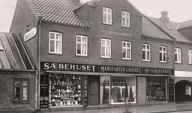 Som forside til årgang 2016 er valgt den smukke ejendom, som skrædder og musikhandler Chr. Sand Kjeldsen (1879-1942) opførte i Østergade 13