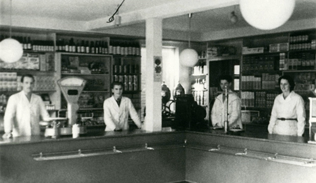 Uddeler Larsens personale ved diskene omkring 1950 – det var før selvbetjeningens tid!