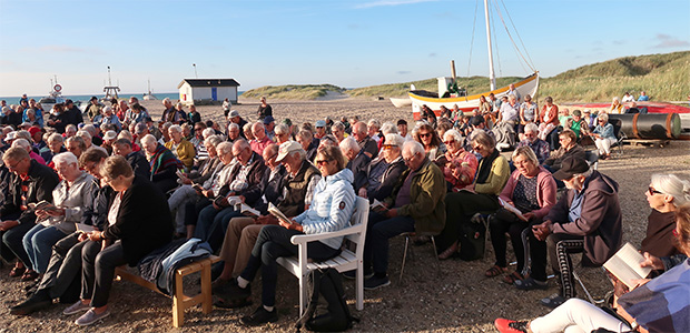 Sange ved havet ved Havbådehuset i Slettestrand er i løbet af de foregående otte sæsoner blevet et yderst populært indslag i Han Herreds sommerliv. Her et billede fra 2019, mens det endnu var muligt at sidde helt tæt på stolene under fællessangen