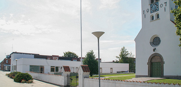 Der er nære relationer mellem Fjerritslev Kirke og IM-fællesskabet, som siden 2010 har haft hjemsted i Kirkecentret lige ved siden af. Foto: Ejgil Bodilsen