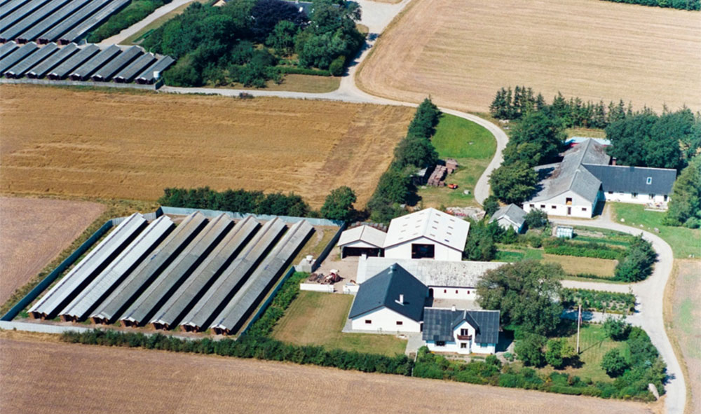 Ud over at drive en stor minkfarm på Øster Svenstrup Mark udviklede Erik Bak Andreasen og sønnen Carsten maskiner og værktøj, som blev værdifulde for de lokale minkavlere. Ariel/Dansk Luftfoto 1990; Det Kgl. Bibliotek.