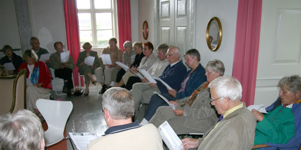 Søren Gunnar Nielsens hyldest til hjemstavnen blev sunget ved Træf Han Herred 2004 på Bratskov i Brovst. Forfatteren ses som nummer to fra højre.