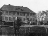 Tysk soldat foran hovedkvarteret på Fjerritslev Nordre Skole, som var nærmeste nabo til afholdshotellet, hvor Hans Brøndborer voksede op. Foto: Maren Kristine Madsen