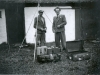 Landmand Jens Skovsted og lærer Charles Sloth afleverer pejlestationen fra Tømmerby Kirke efter befrielsen i 1945.