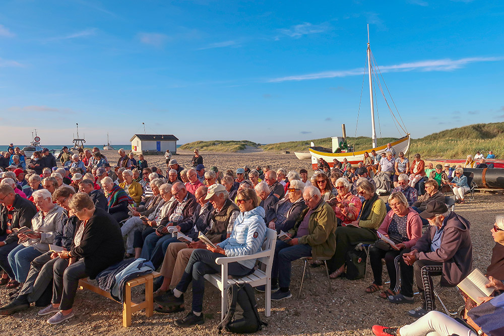 Alle fire tirsdage i juli er der udendørs fællessang i Slettestrand. Foto: Ejgil Bodilsen